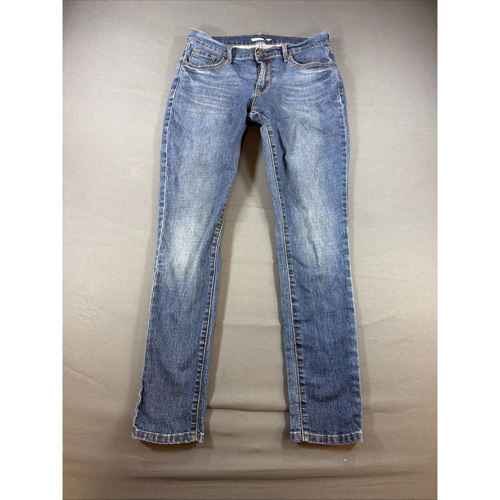 Old Navy classic blue jeans feature a versatile light wash Size 4